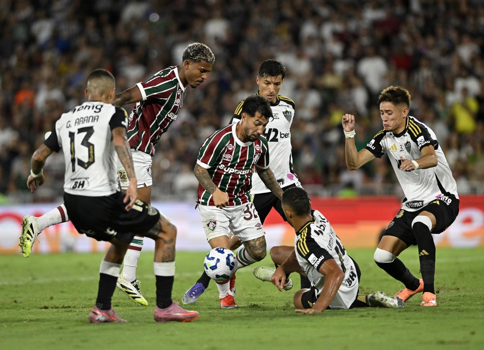 Lucho Acosta em ação pela equipe do Fluminense contra o Atlético-MG. (Foto: André Durão)