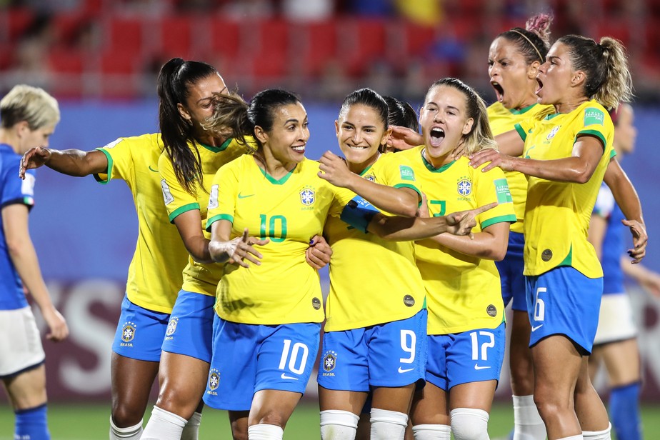 Na beca! A um mês da Copa do Mundo, CBF divulga traje oficial de viagem da seleção  feminina - Fotos - R7 Seleção Brasileira