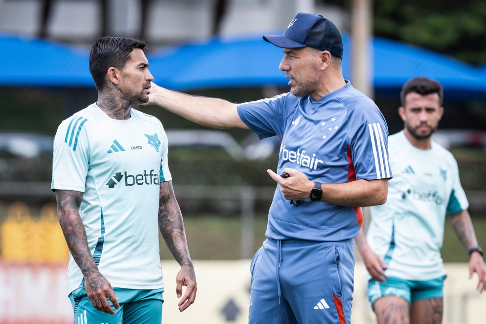 Dudu e Leonardo Jardim, durante treino do Cruzeiro — Foto: Gustavo Aleixo/Cruzeiro