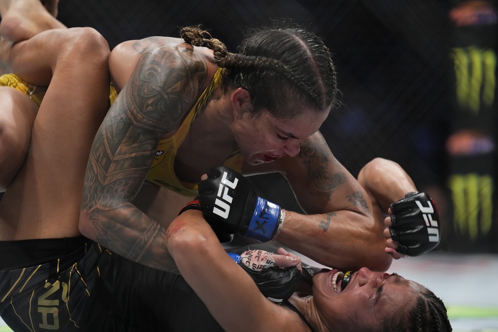 Amanda Nunes venceu Julianna Peña no UFC 277 — Foto: Getty Images