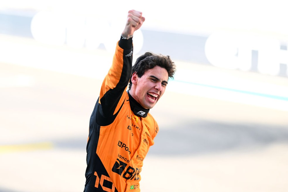 Gabriel Bortoleto celebra título da Fórmula 2 em 2024, na etapa de Abu Dhabi — Foto: Clive Mason/Getty Images