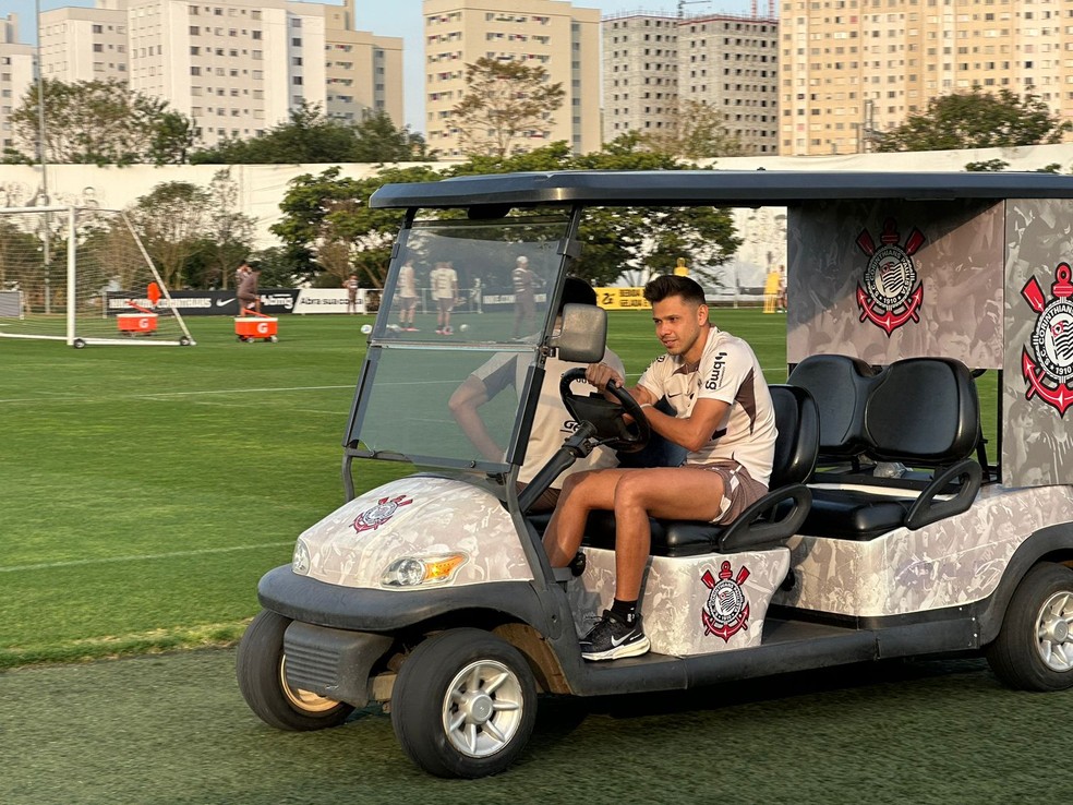 Romero dirige carrinho durante treino do Corinthians