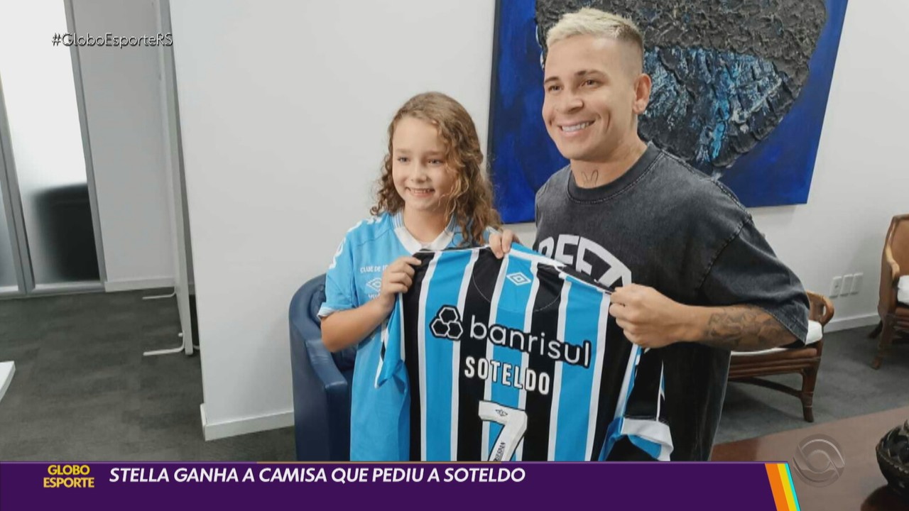 Stela ganha a camisa que pediu a Soteldo