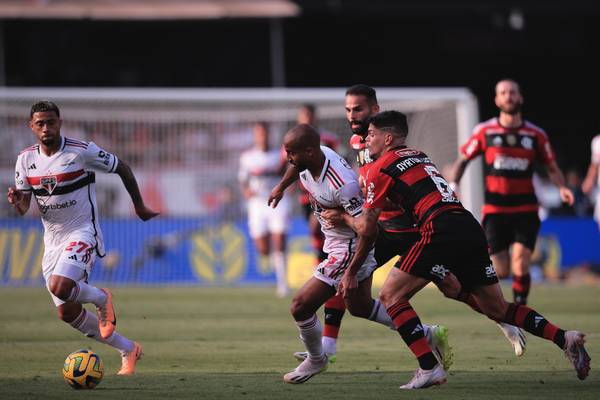Ayrton Lucas pede desculpas à torcida do Flamengo por erro em final: Me sinto envergonhado