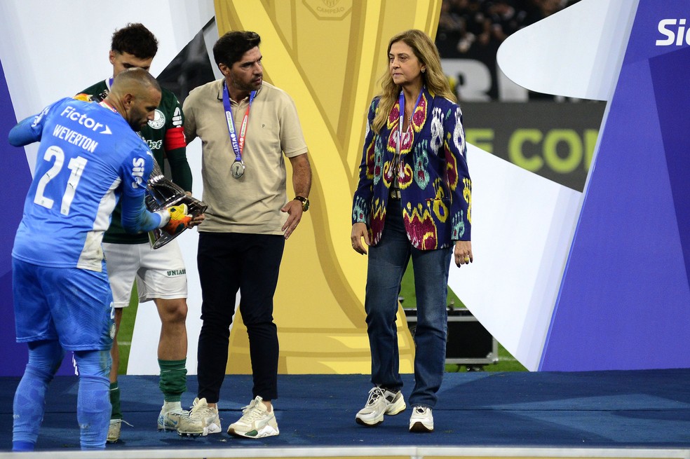 Weverton, Raphael Veiga, Abel Ferreira e Leila Pereira na premiação do vice-campeão paulista no Palmeiras — Foto: Marcos Ribolli