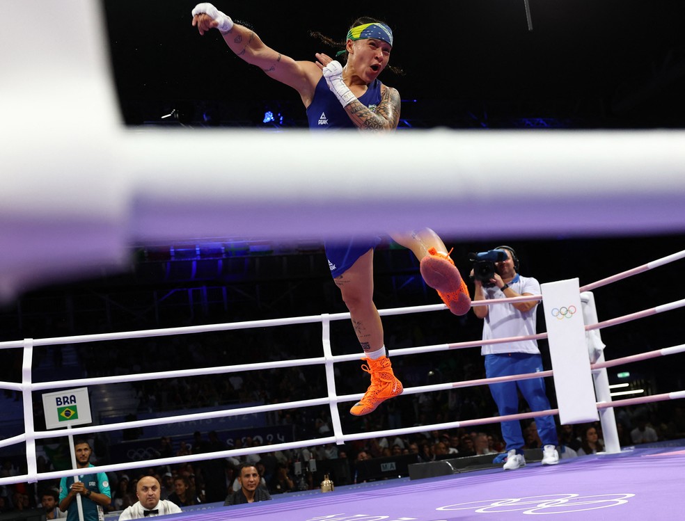 Bia Ferreira dá soco no ar para comemorar vitória sobre Chelsey Heijnen — Foto: REUTERS/Piroschka Van De Wouw