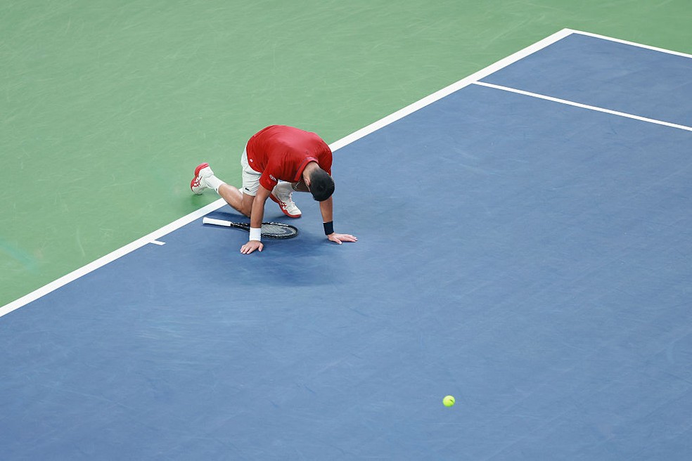 Visivelmente cansado, Djokovic perde para número 204 do mundo e se despede do Masters 1000 de Xangai — Foto: Getty Images