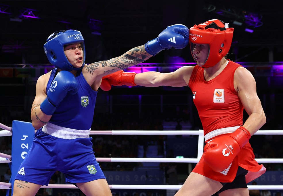 Bia Ferreira (esq.) acerta o jab em Chelsey Heijnen nas quartas de final do boxe — Foto: REUTERS