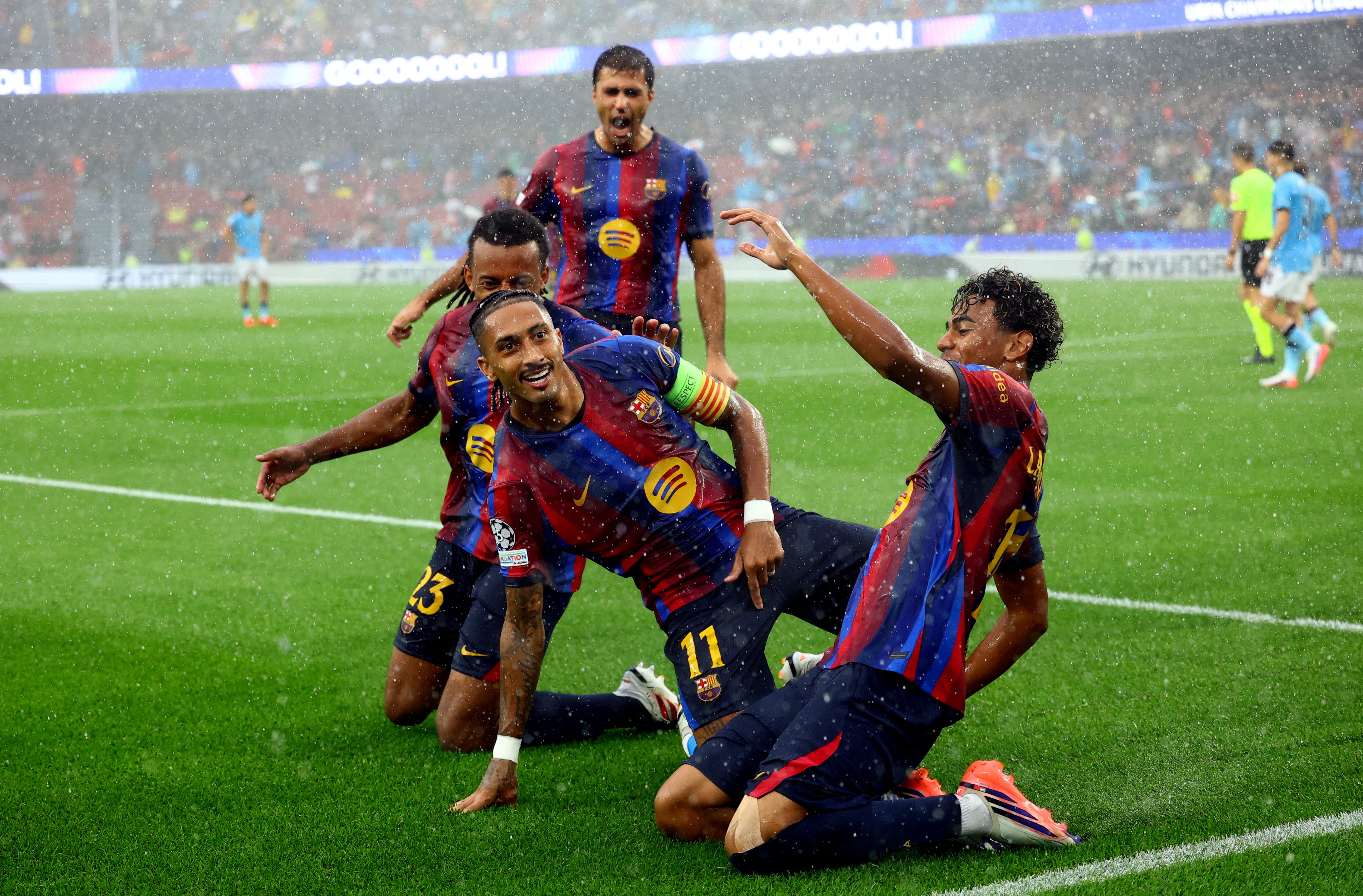 Chuva atinge tribuna de imprensa do Camp Nou durante jogo do Barcelona na Champions; veja