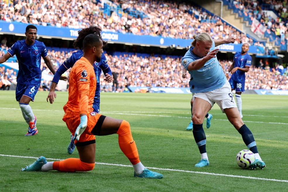 Haaland chuta para marca gol do Manchester City contra o Chelsea — Foto: David Klein / Reuters