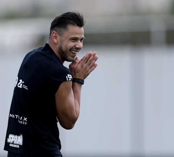 Mano trabalha o ataque em último dia de treinos duplos no Corinthians