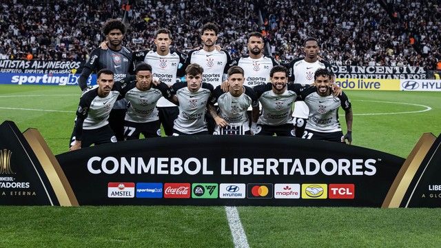 Time posado do Corinthians em jogo contra o Peñarol