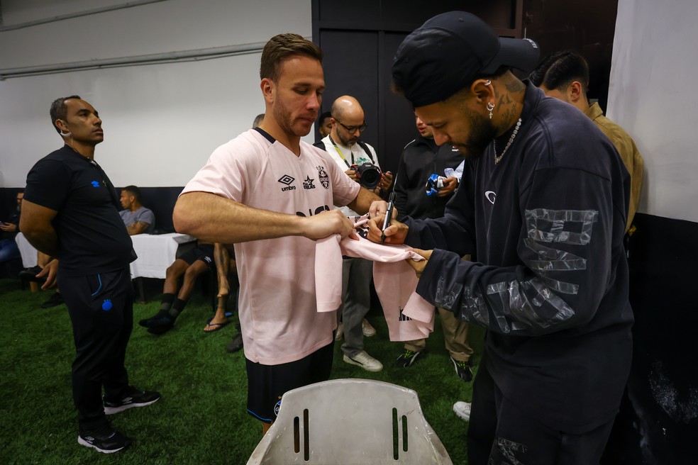 Neymar assina camisa para Arthur