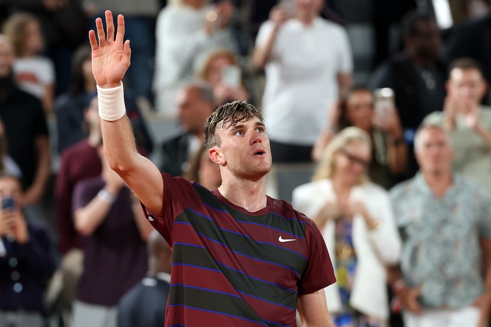 Jack Draper celebra a classificação em Roland Garros — Foto: Clive Brunskill/Getty Images