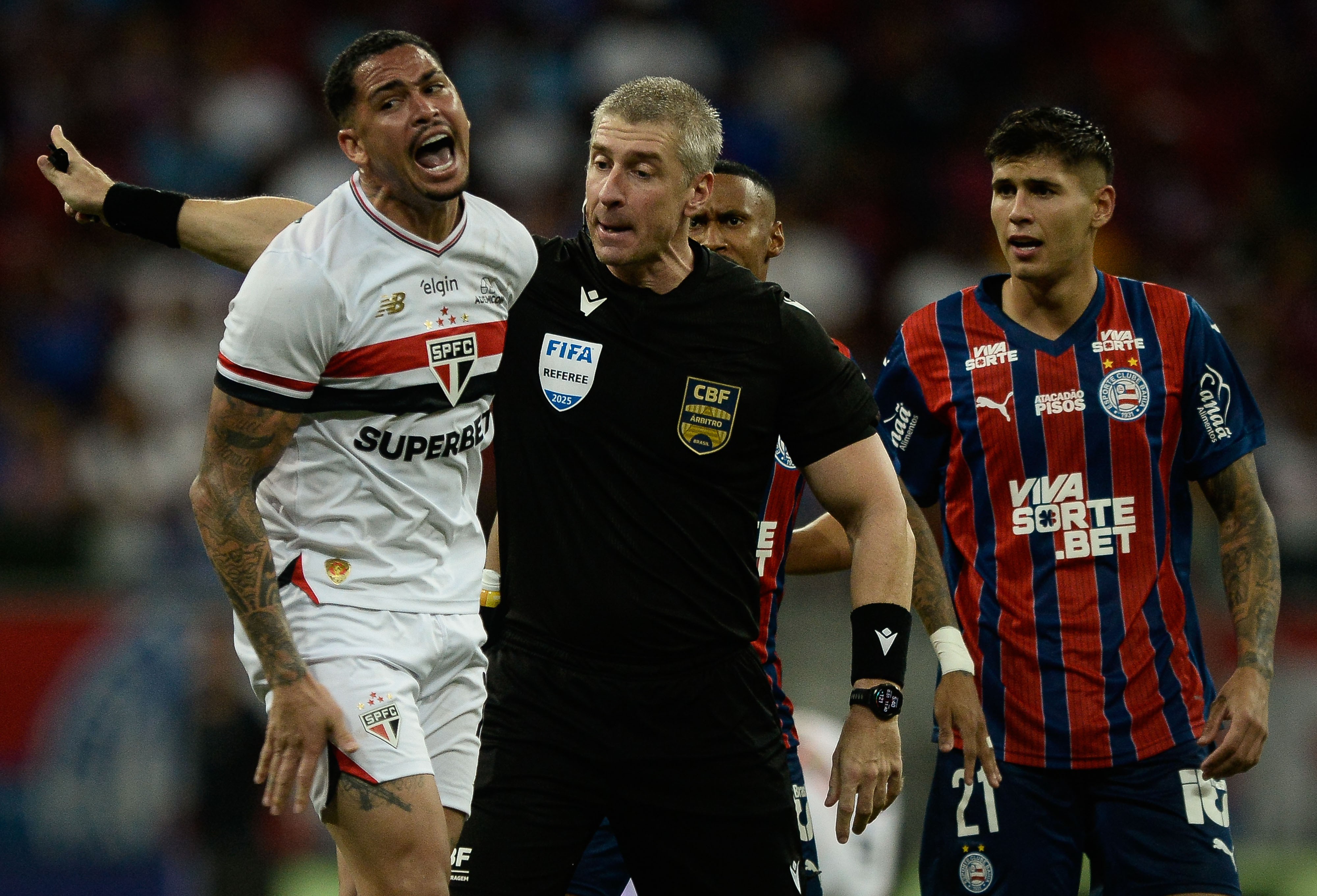 OS ÚNICOS BEM CAMPO! Rafael e Luciano brilham em péssima partida do São Paulo; notas