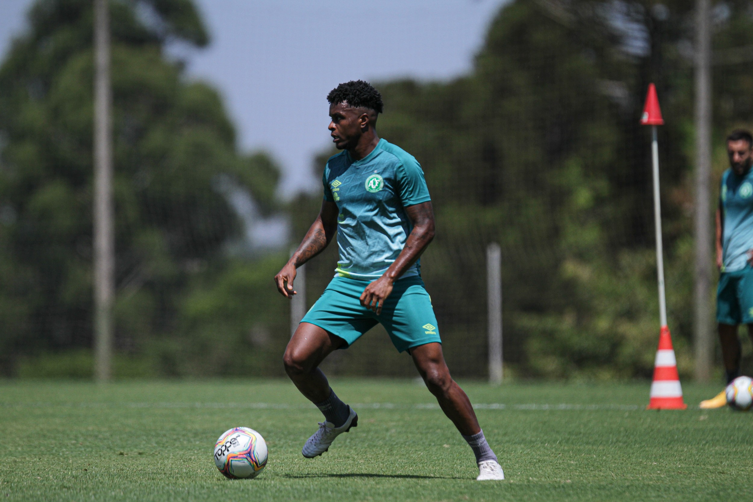 Moisés Ribeiro festeja sequência na Chape após longa ausência: 