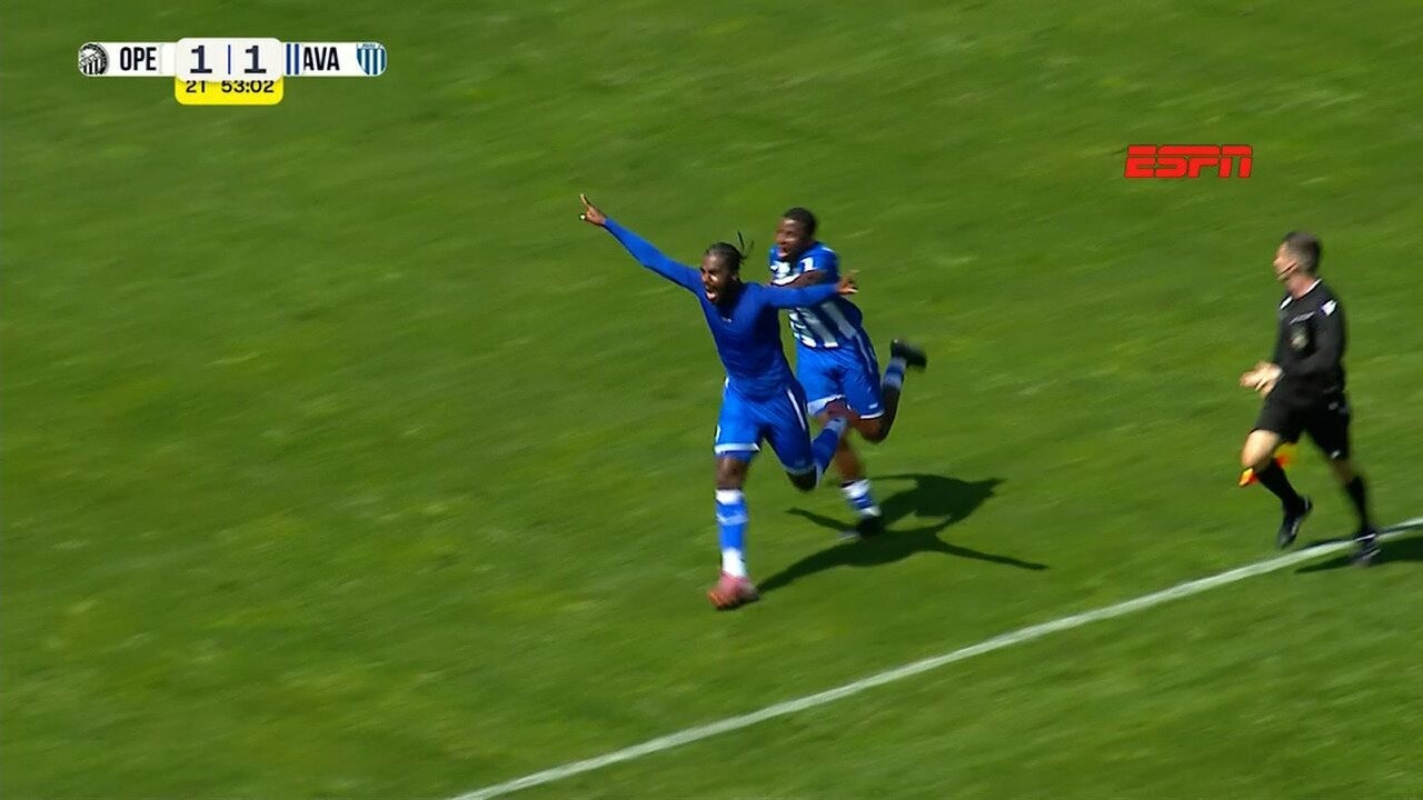 Lateral salva no fim e vira o terceiro artilheiro do Avaí no ano: "Só pensei em chutar"