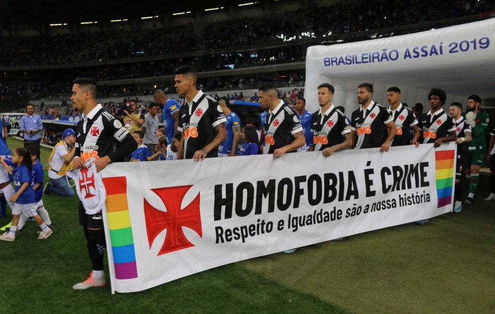 Coragem no pé: times de Joinville usam o futebol amador na luta contra o  racismo e homofobia - NSC Total