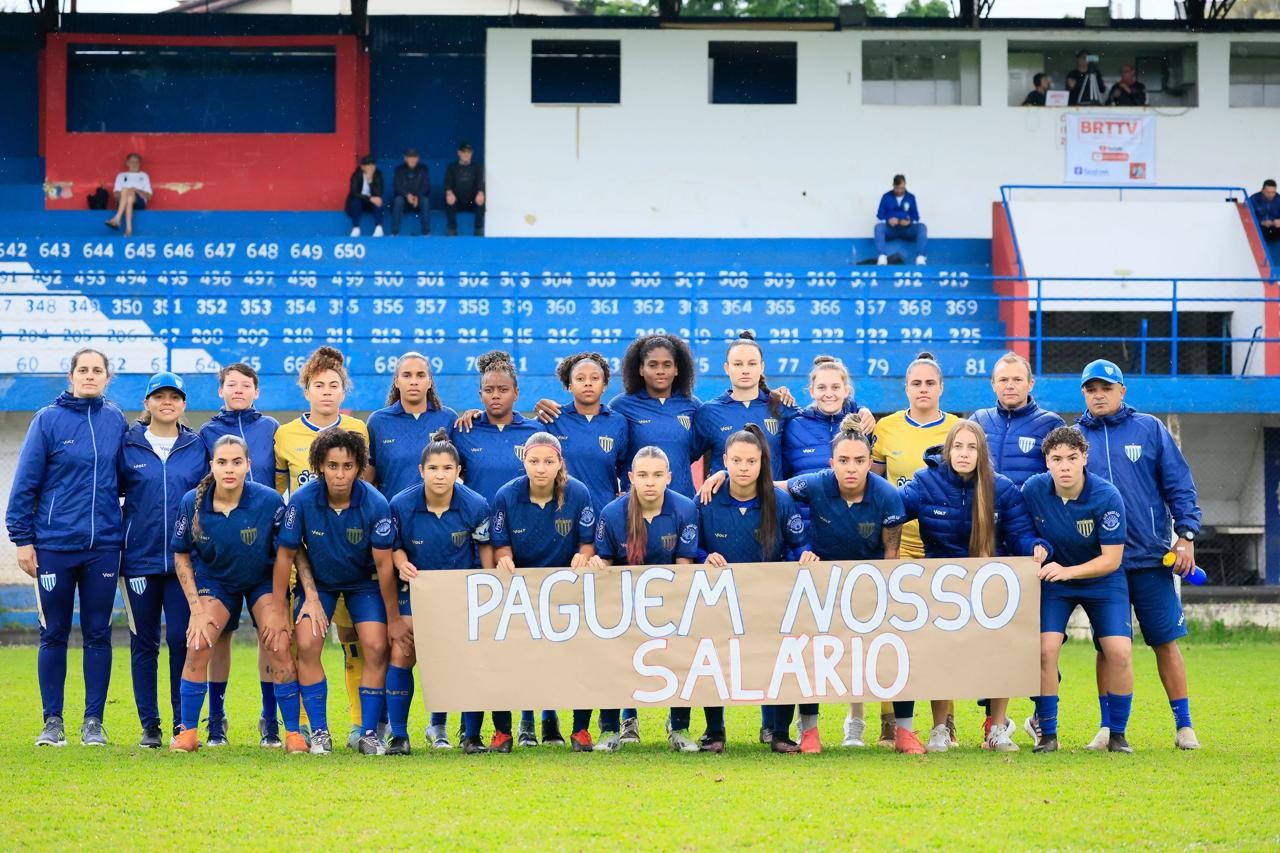 Atletas do Avaí/Kindermann protestam contra salários atrasados