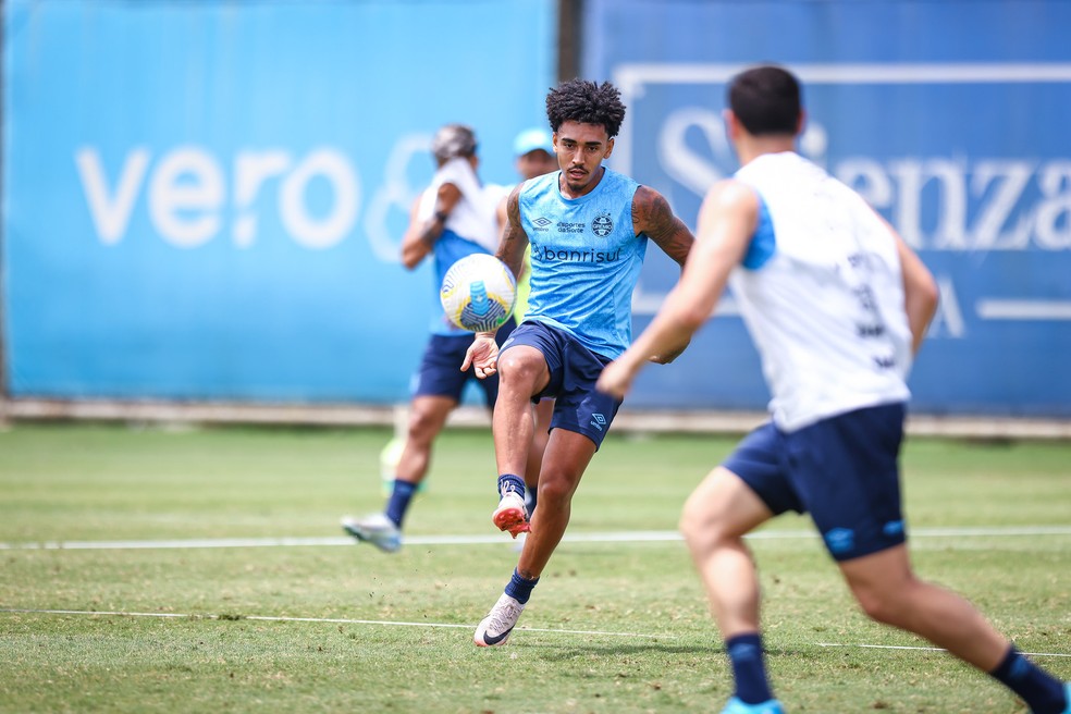 Du Queiroz em treino do Grêmio — Foto: Lucas Uebel/Grêmio