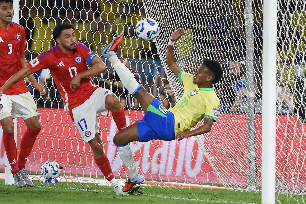 Estêvão festeja primeiro gol pela seleção brasileira: "Sempre sonhei"
