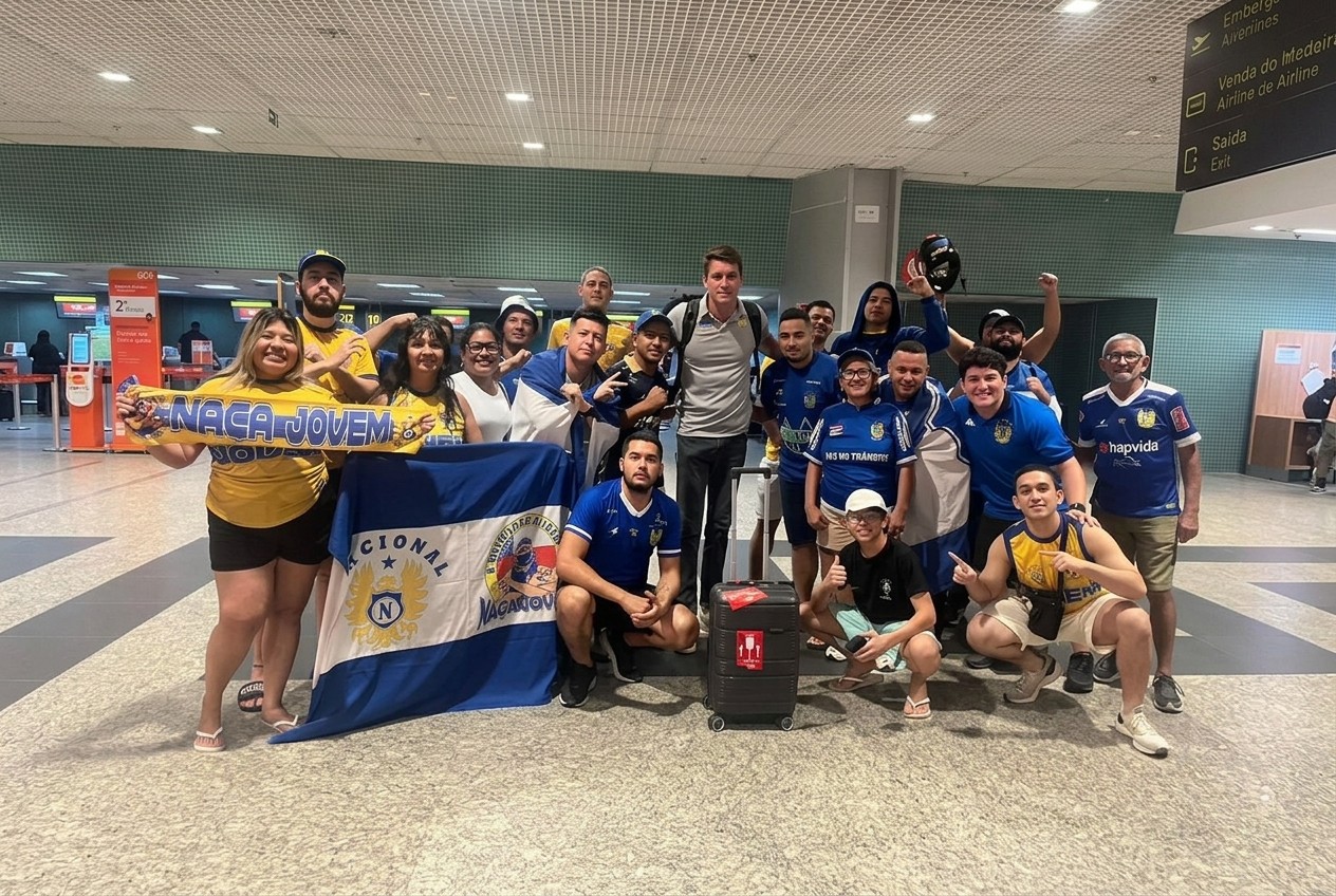 Torcedores do Nacional-AM apoiando o time no aeroporto