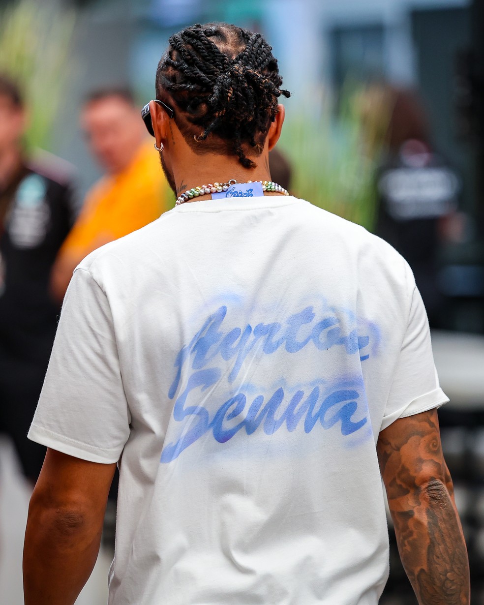Lewis Hamilton usa camisa em homenagem a Ayrton Senna — Foto: Kym Illman/Getty Images