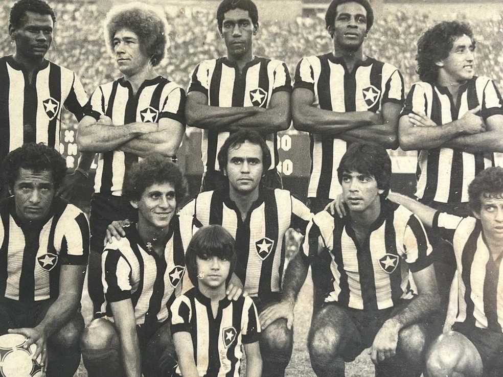 Renato Sá no Botafogo de 1978, agachado, o segundo da direita para a esquerda — Foto: Arquivo Pessoal