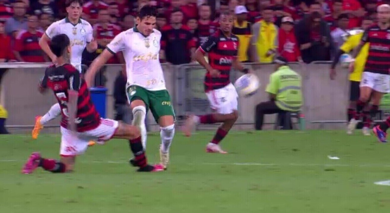 Pulgar, do Flamengo, posta foto do tornozelo após entrada de Raphael ...