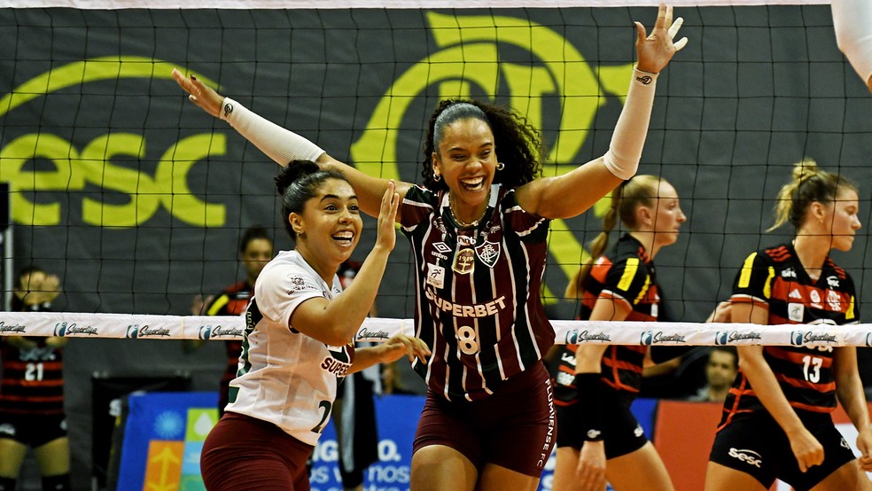 A líbero Marcelle e Amanda vibram com um dos pontos da vitória do Fluminense — Foto: Mailson Santana/FFC