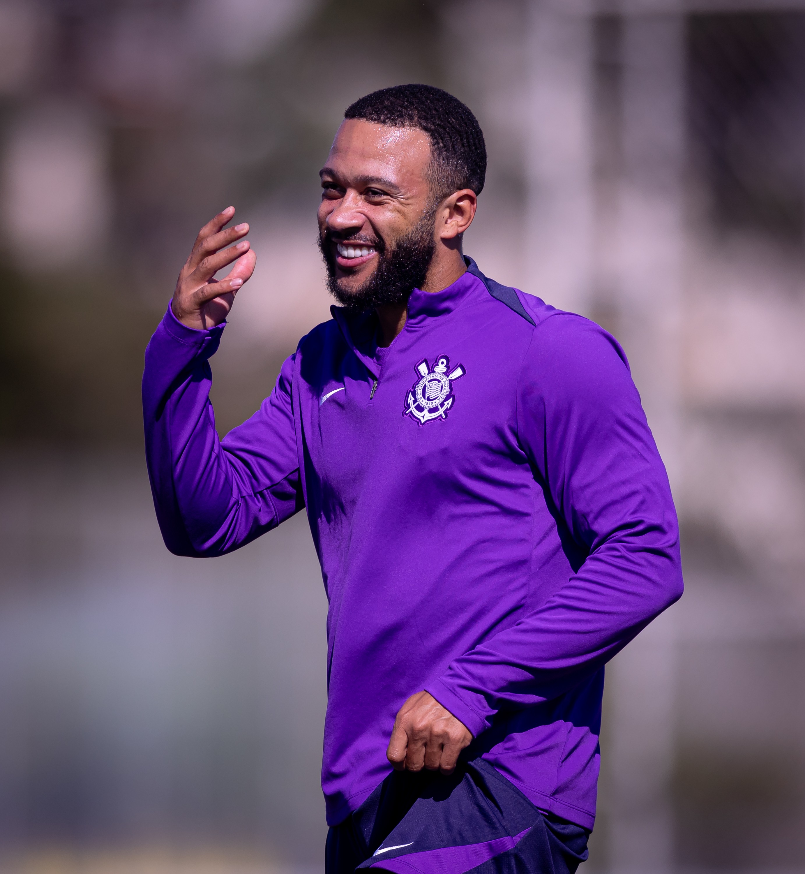 Polêmicas envolvendo Memphis Depay colocam Corinthians em destaque no cenário esportivo.