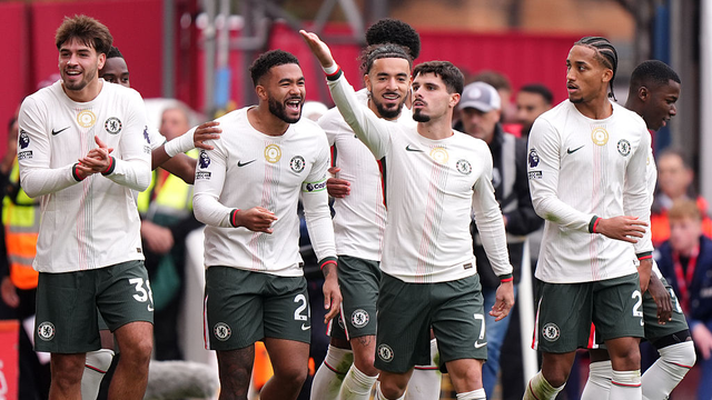 Pedro Neto comemora seu gol em Nottingham Forest x Chelsea