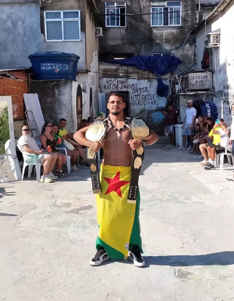 Exibindo bandeira do Acre e cinturões do Shooto Brasil, Wendel Almeida faz ‘trend da Rocinha’