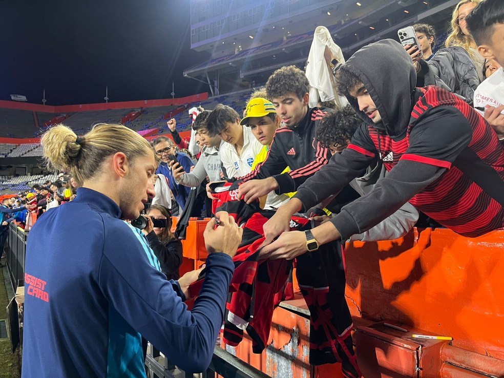 Filipe Luís dá autógrafos a torcedores do Flamengo nos EUA