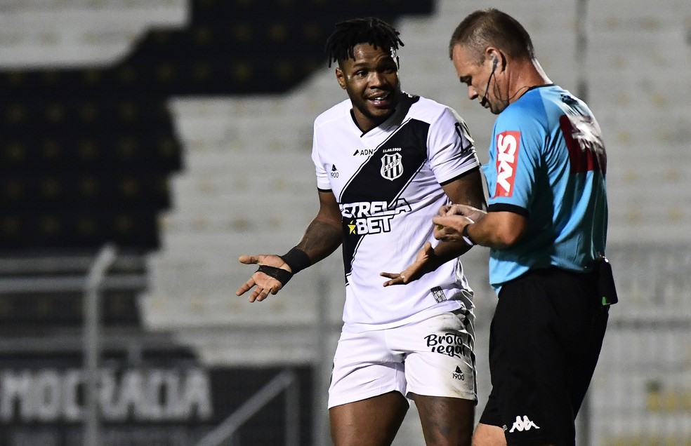 Matheus Jesus, Ponte Preta — Foto: Marcos Ribolli/Pontepress