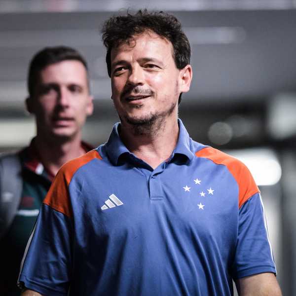 Fernando Diniz completa um mês no Cruzeiro buscando primeira vitória e novidades.