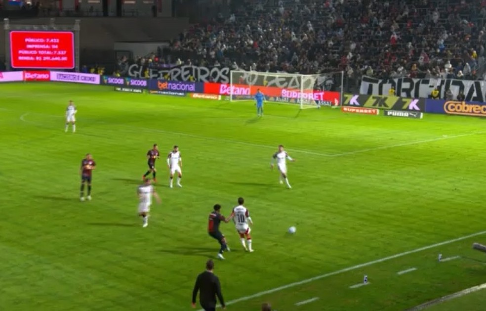 Arrascaeta se aproxima para fazer a saída de bola no lance que origina o gol do Flamengo — Foto: Reprodução