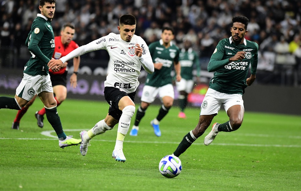 Léo Mana em ação — jogadores emprestados pelo Corinthians