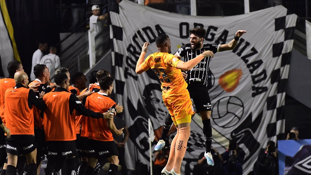 Yuri Alberto comemora gol do Corinthians contra o Santos