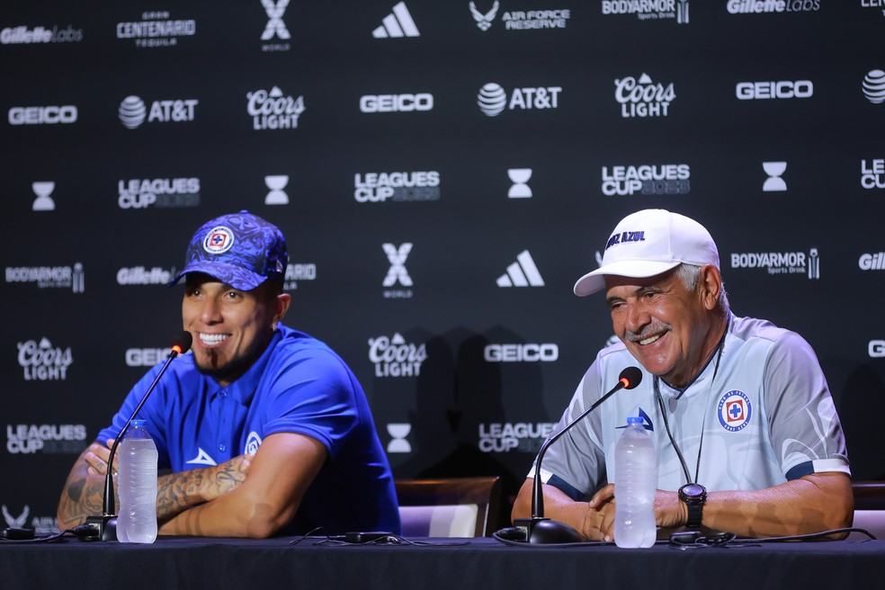 Carlos Salcedo e Tuca Ferreti em entrevista coletiva do Cruz Azul antes de enfrentar o Inter Miami — Foto: Hector Vivas/Getty Images