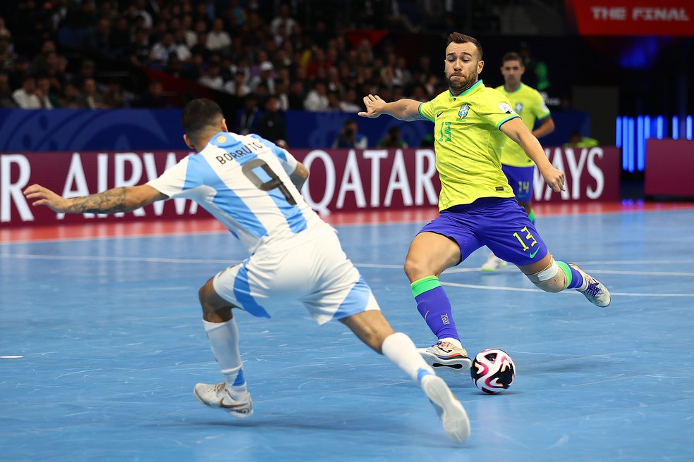 Rafa Santos finaliza em Brasil x Argentina — Foto: Robertus Pudyanto - FIFA/FIFA via Getty Images