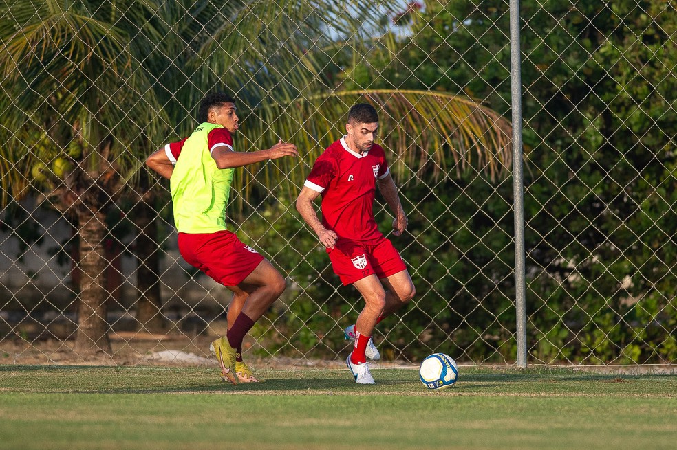 Gegê durante treino do CRB — Foto: Divulgação/Ascom CRB