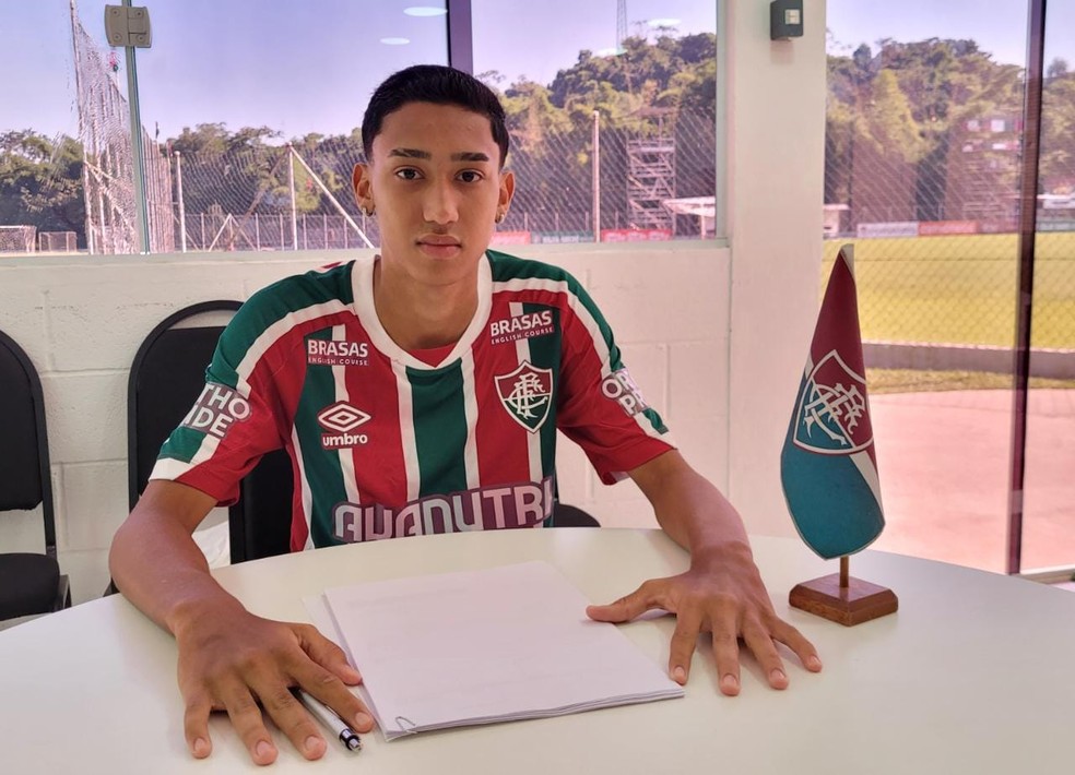Isaque assina primeiro contrato profissional com o Fluminense — Foto: Divulgação / Fluminense