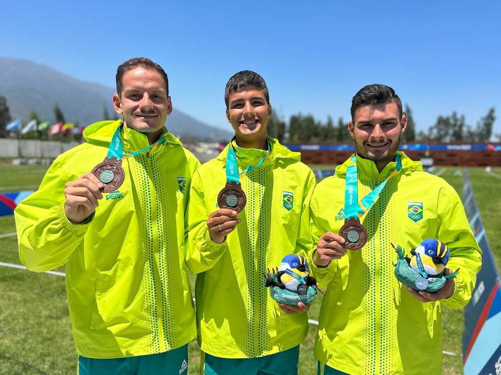Equipe brasileira com a medalha do tiro com arco — Foto: Terni Casto/COB