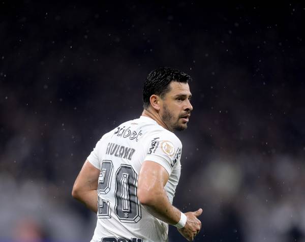 Meia do Santos processa Corinthians por cobrança de R$ 1,8 milhão.