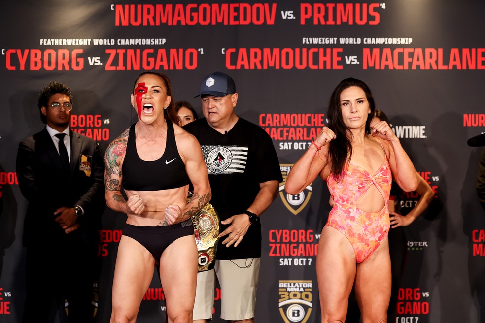 Cris Cyborg berra ap&oacute;s encarada com Cat Zingano na pesagem do Bellator 300 &mdash; Foto: Bellator MMA/Lucas Noonan