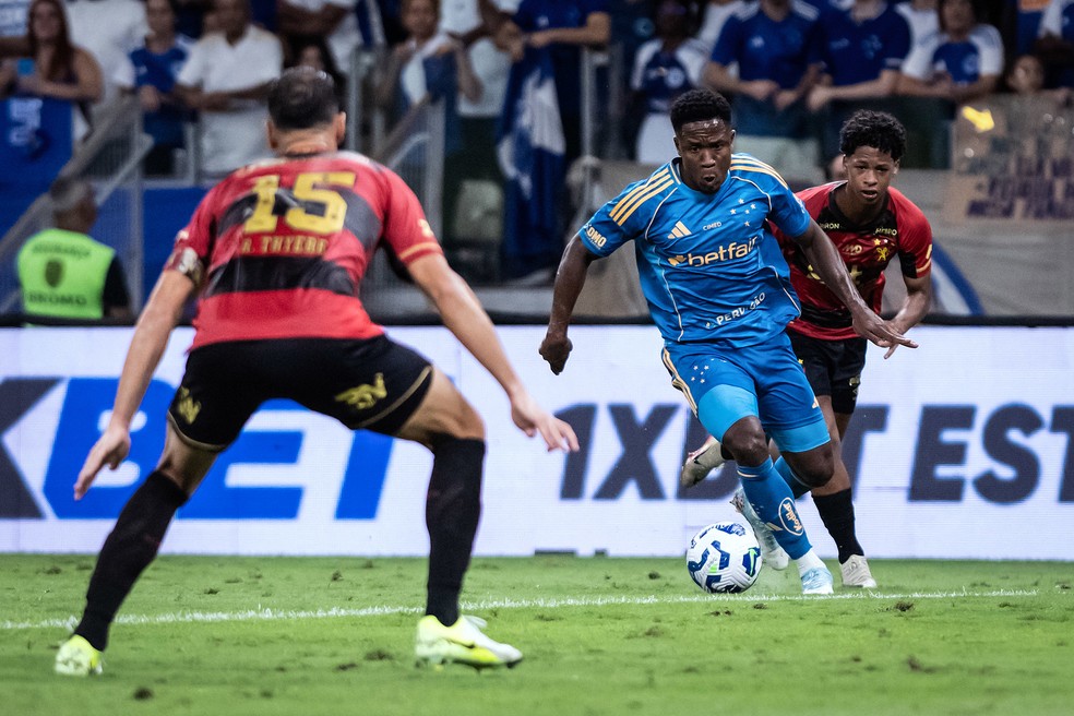 Sinisterra pelo Cruzeiro em jogo contra o Sport — Foto: Gustavo Aleixo/Cruzeiro