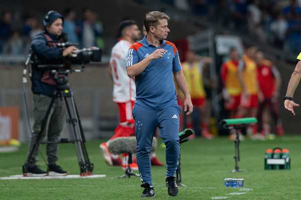 Fernando Seabra busca vitória decisiva no Cruzeiro após período de respaldo.