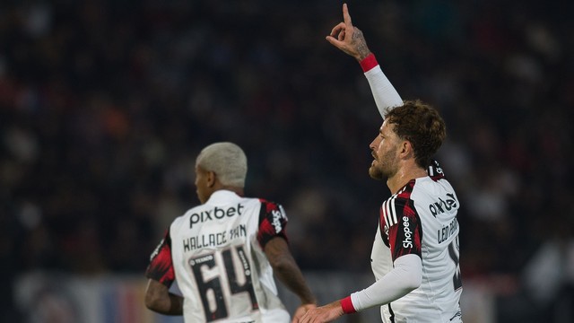 Léo Pereira comemora seu gol em Bragantino x Flamengo pelo Brasileirão 2025