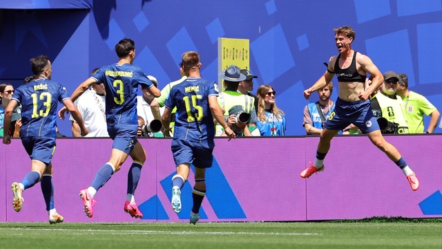 Mahmic comemora o terceiro gol da Bósnia
